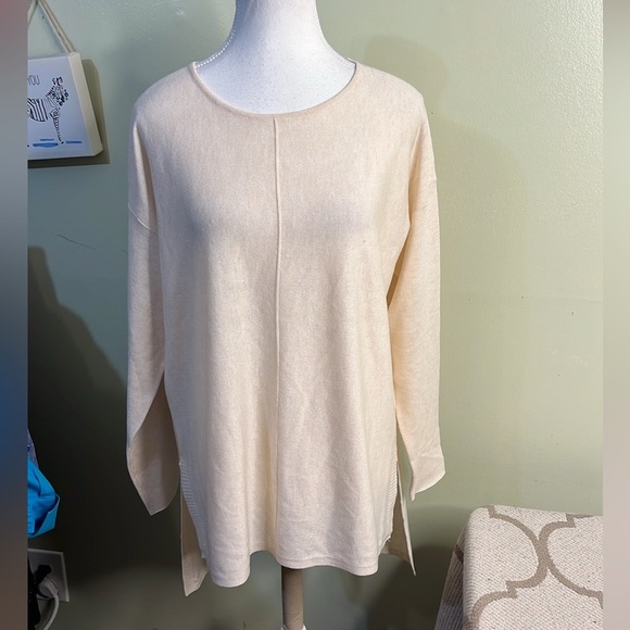 Kerisma Elegant Cream Mercerized wool blend lightweight high low sweater, M/L - Picture 1 of 17